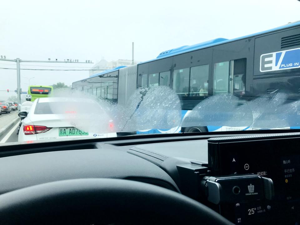 丰田皇冠陆放 求教，雨后前挡外侧雾气怎么除不掉？雨刮后，很快又有。车外26度，车内空调24度，风向调到吹风挡位置。开雨刷