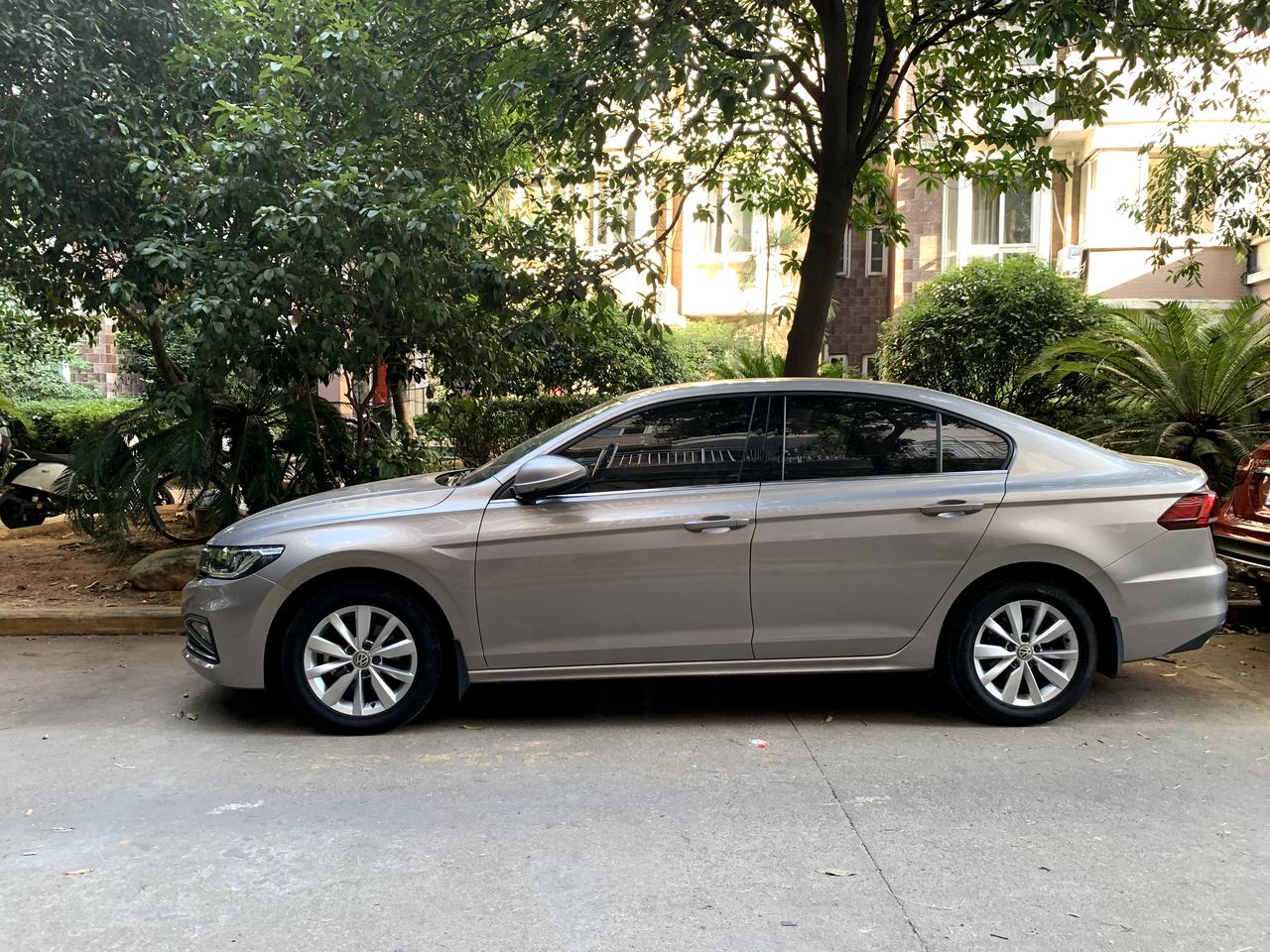 名爵5 二选一。宝来2019年1月，40000公里，加装了倒车影像，carplay，1.5L加6AT。名爵五，2021年