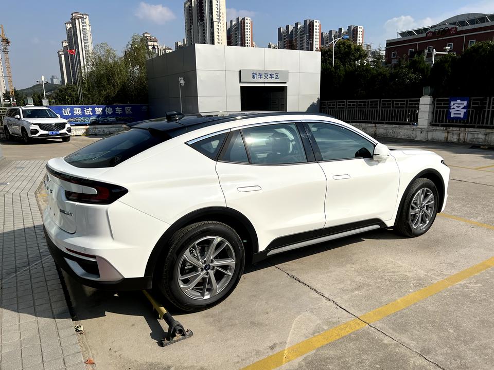 福特EVOS 刚去福特4S店看了福特evos，有两个疑问：1、白天氛围灯为什么打不开？2、启动后从p档挂了D档为什么车会