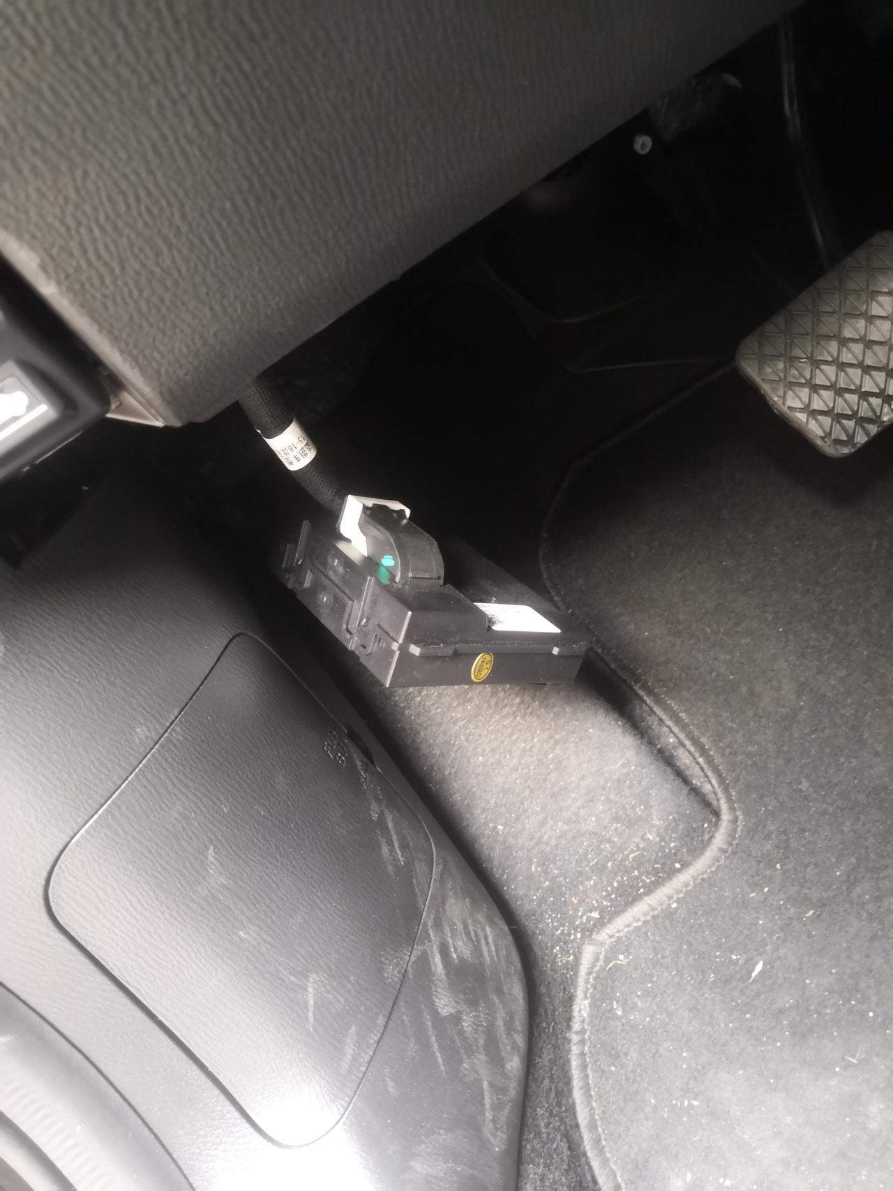 马自达CX-5 各位大师，我这个云控模块掉了，不知道之前贴哪的，麻烦各位车主指点一下这本来贴哪的，（之前是4S店是用魔术