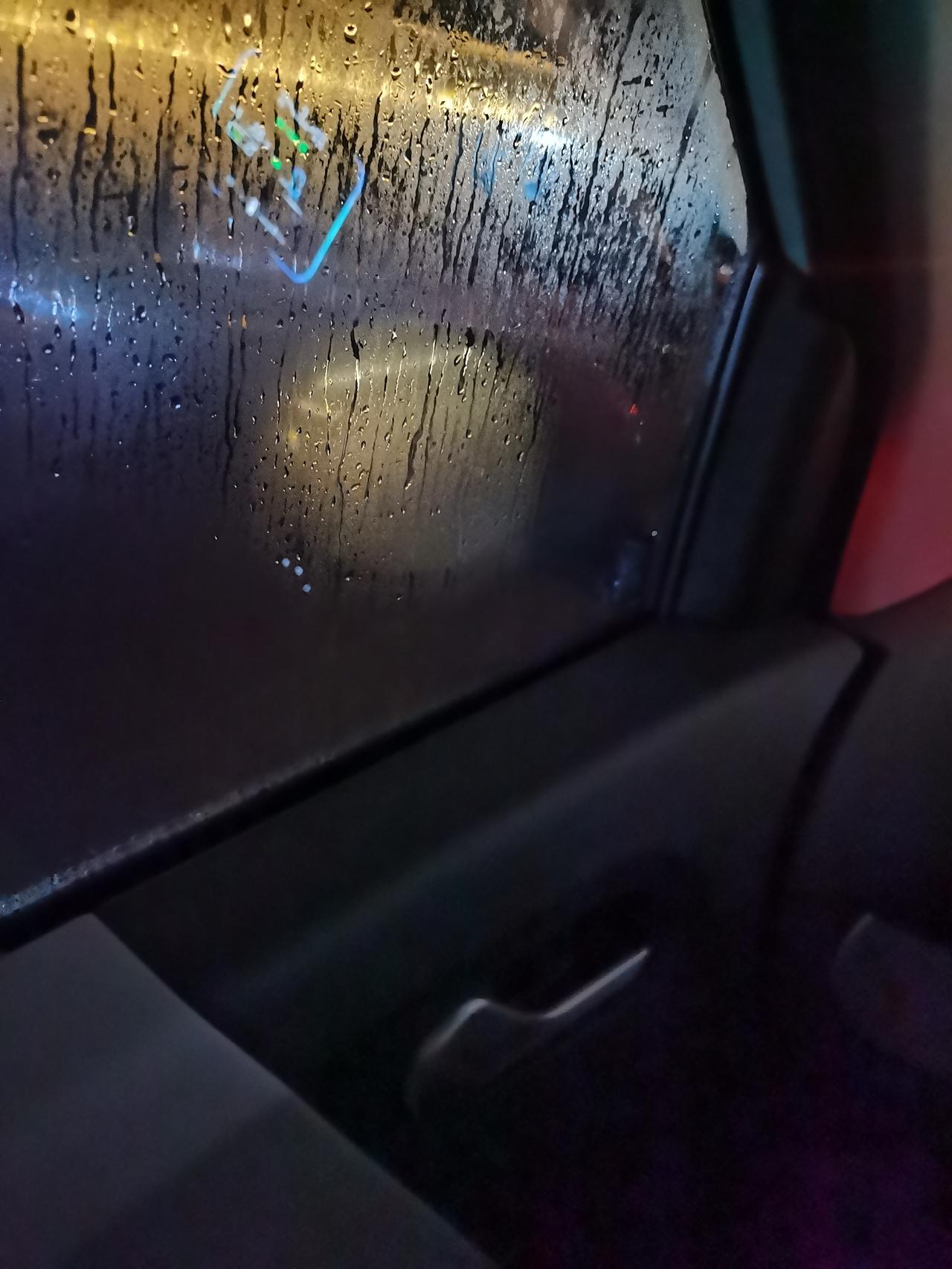 长安Lumin 我想问下开糯米的朋友怎么解决下雨天左右镜子模糊的问题，我里面也开了除雾和空调了，前面玻璃没问题