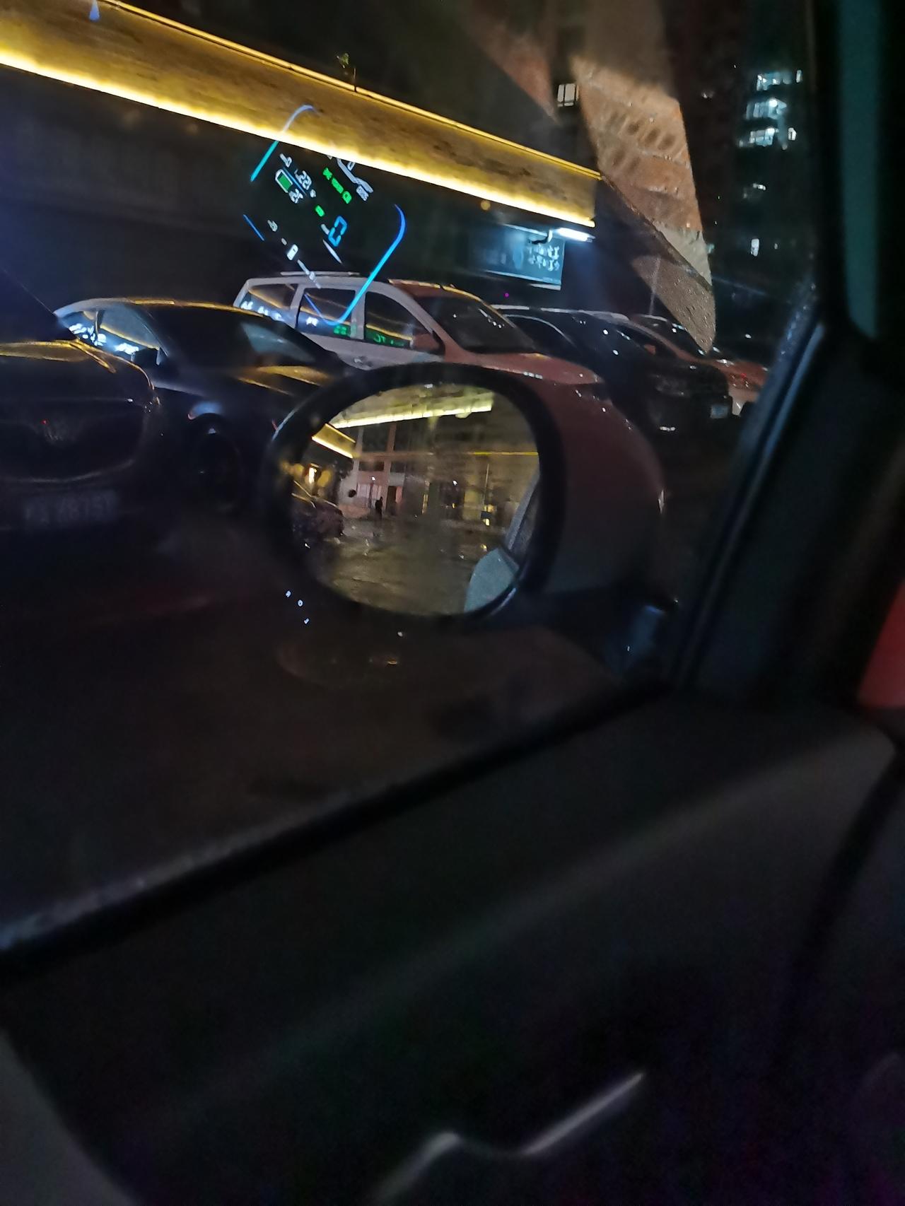 长安Lumin 我想问下开糯米的朋友怎么解决下雨天左右镜子模糊的问题，我里面也开了除雾和空调了，前面玻璃没问题