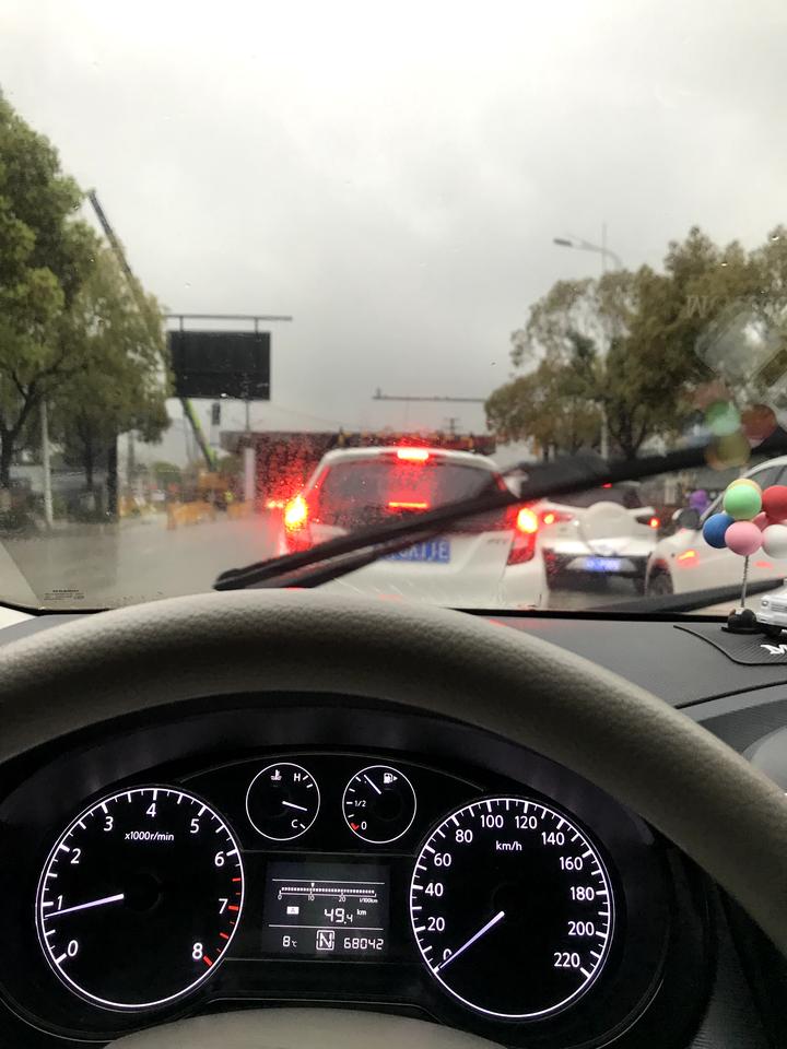 日产骐达TIIDA 请问骐达转速表这个转速正常吗？图1是刚启动的转速图2是正常在开之后等红灯的时候的转速图3是已到达目的
