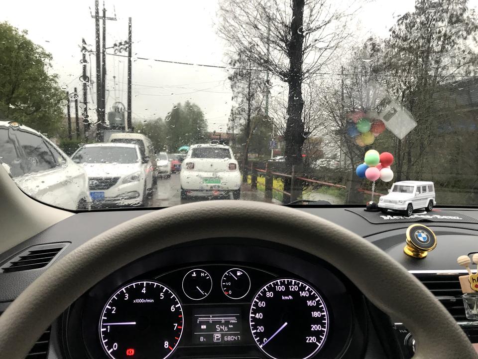 日产骐达TIIDA 请问骐达转速表这个转速正常吗？图1是刚启动的转速图2是正常在开之后等红灯的时候的转速图3是已到达目的
