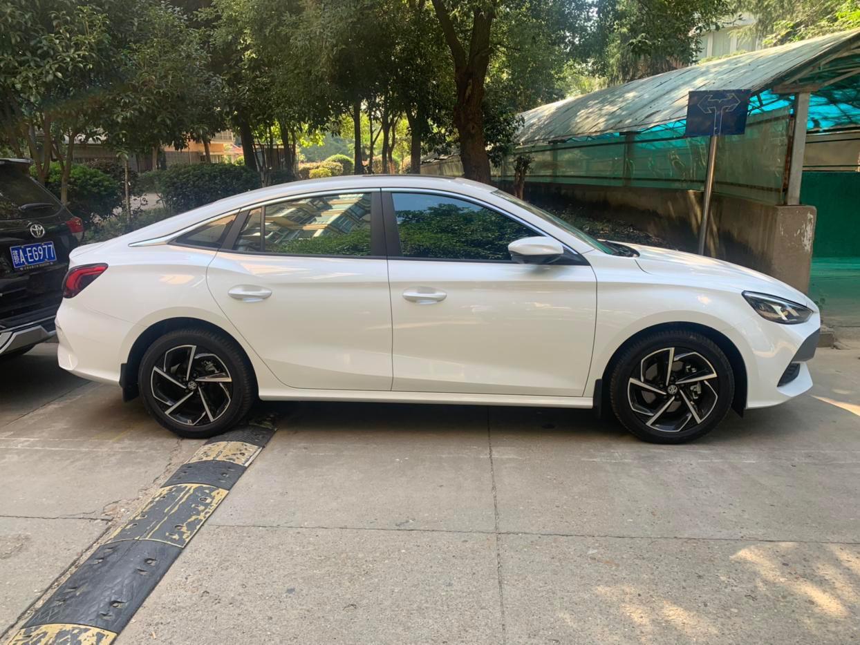 名爵5 二选一。宝来2019年1月，40000公里，加装了倒车影像，carplay，1.5L加6AT。名爵五，2021年