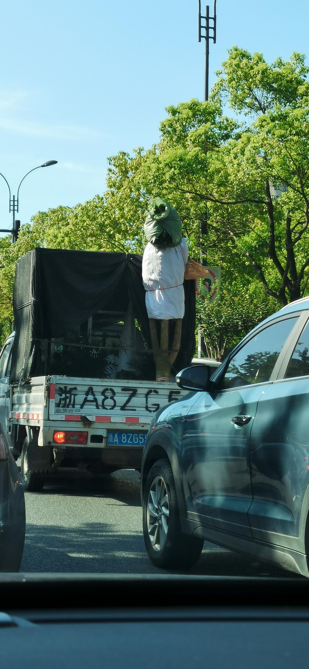 现代胜达 铁子们，主要市区开，偶尔节假日外出周边游，请问有必要上四驱吗？看了2驱顶配和四驱中配只差一万四，其他配置都一样
