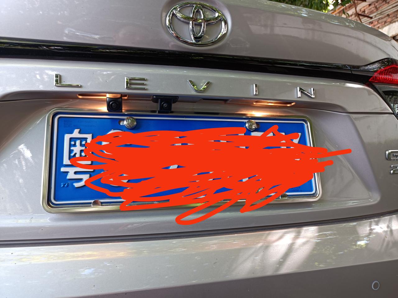 丰田凌尚 那个牌照灯怎么关掉啊，一起动就亮，亮一会就发烫，大白天的也不需要啊