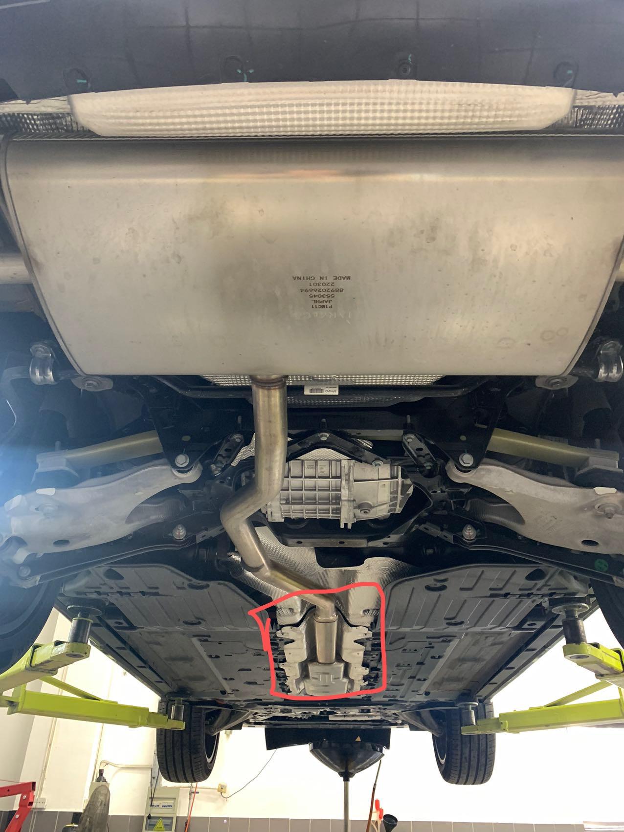 领克09 PHEV 好奇为啥m版车中间位置有一道加强梁，而phev版没有？