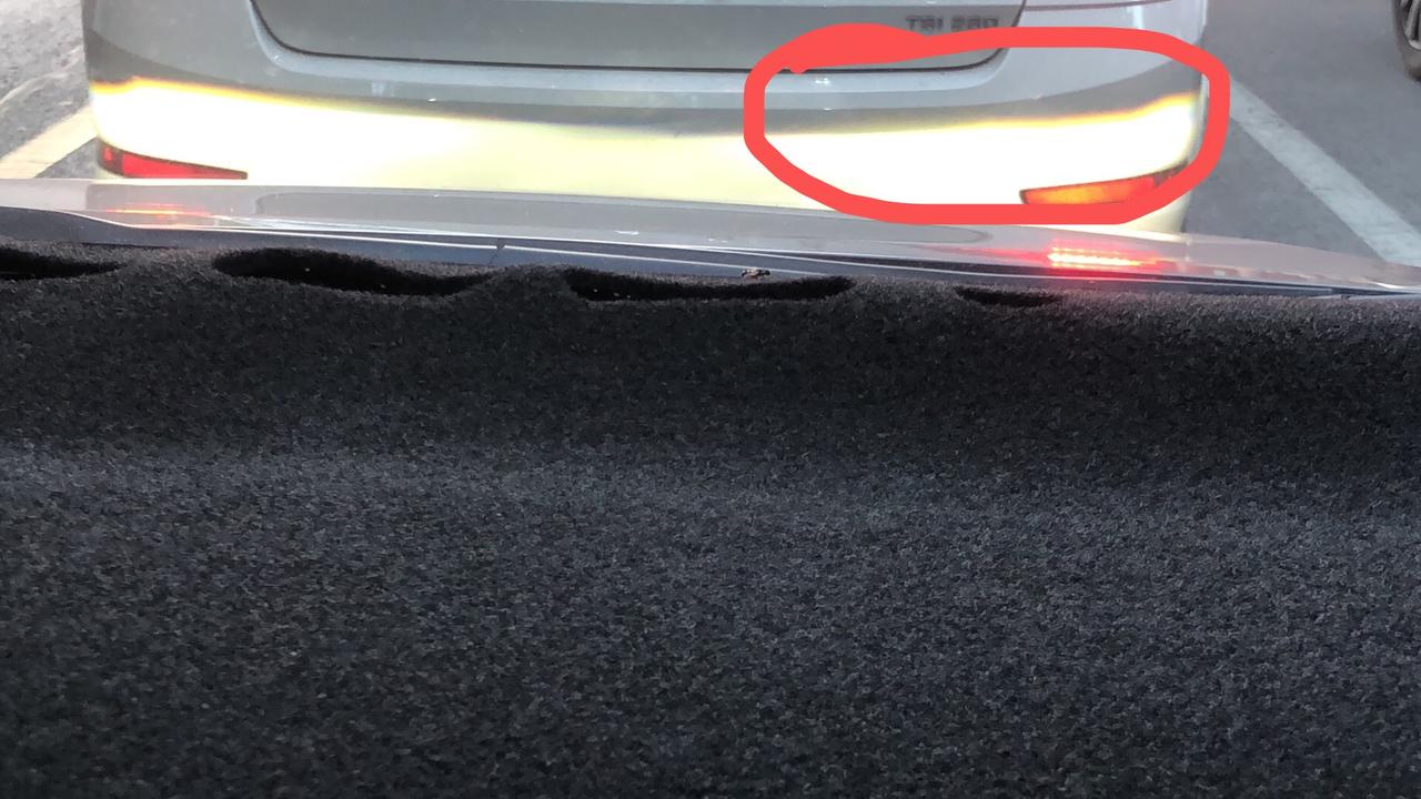 凌尚车灯有彩虹色 大家的是这样的吗？