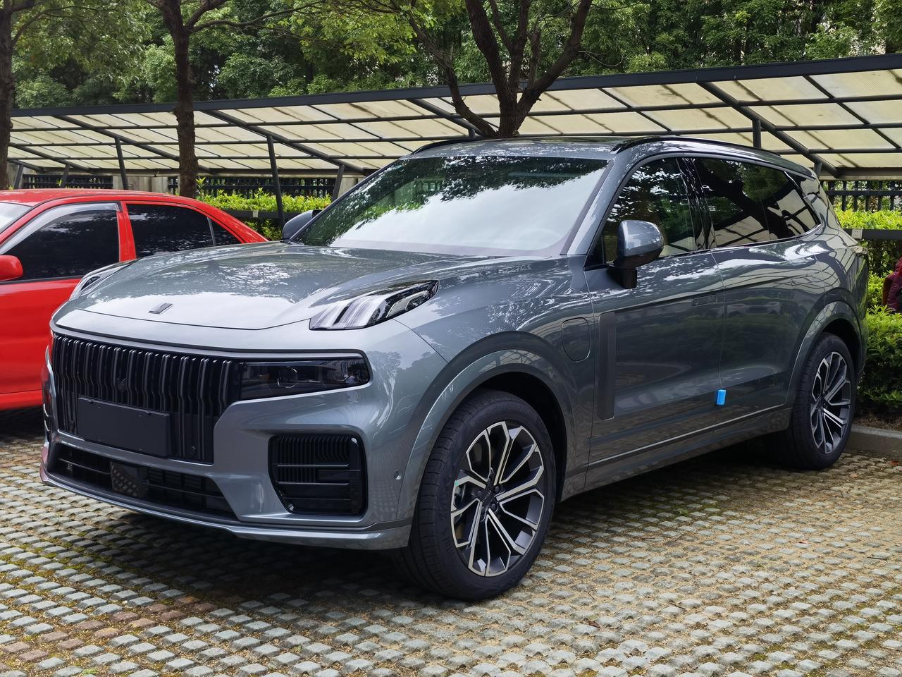 领克09 PHEV 车子标配灭火器吗？放在哪里？如果没有，网上有正规的可以买到吗？