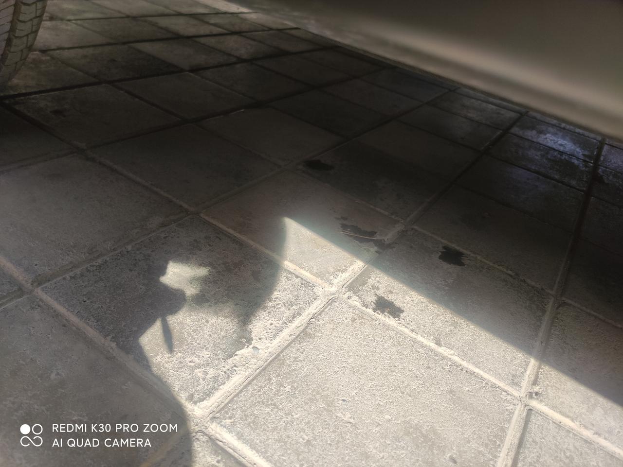 马自达CX-5 刚买的cx52.0至尊开了174公里早晨开车发现地板下面有黑色液体掉落，开到路上仪表盘显示一个黄色圈圈里