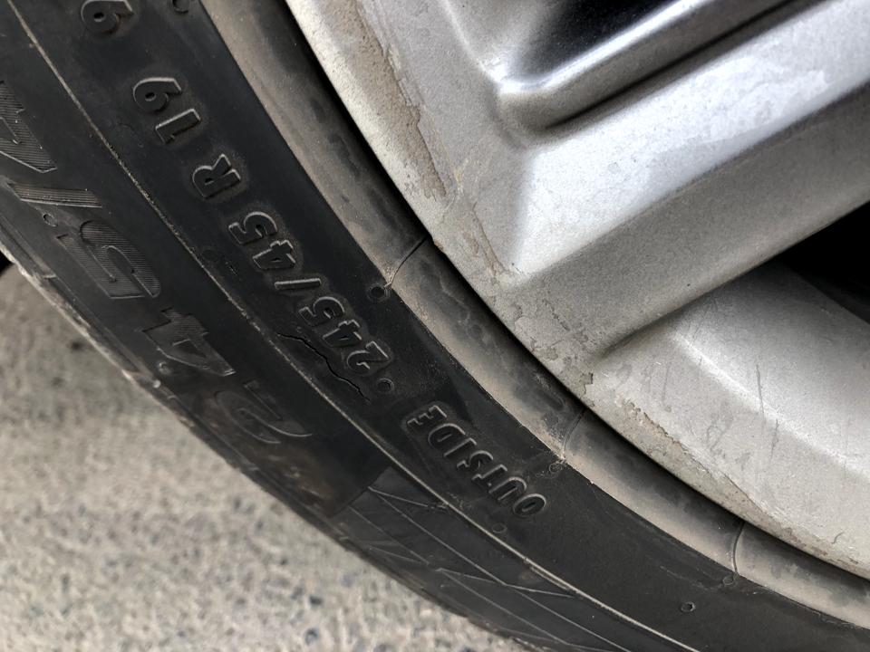 福特金牛座 俩月的新车。 没压到东西。轮胎裂了。售后给换么