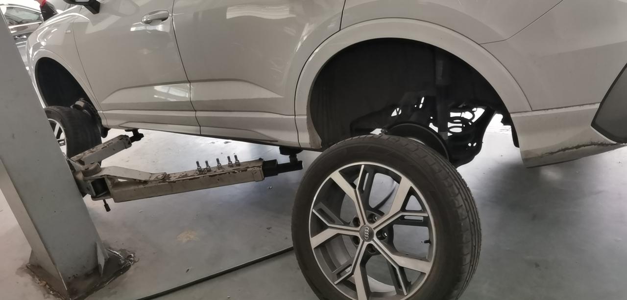 奥迪Q3 Sportback 新车Q3轿跑，开了几百公里就发现方向盘回位不正，方向盘始终右偏，正常直线行驶也会向右跑偏，