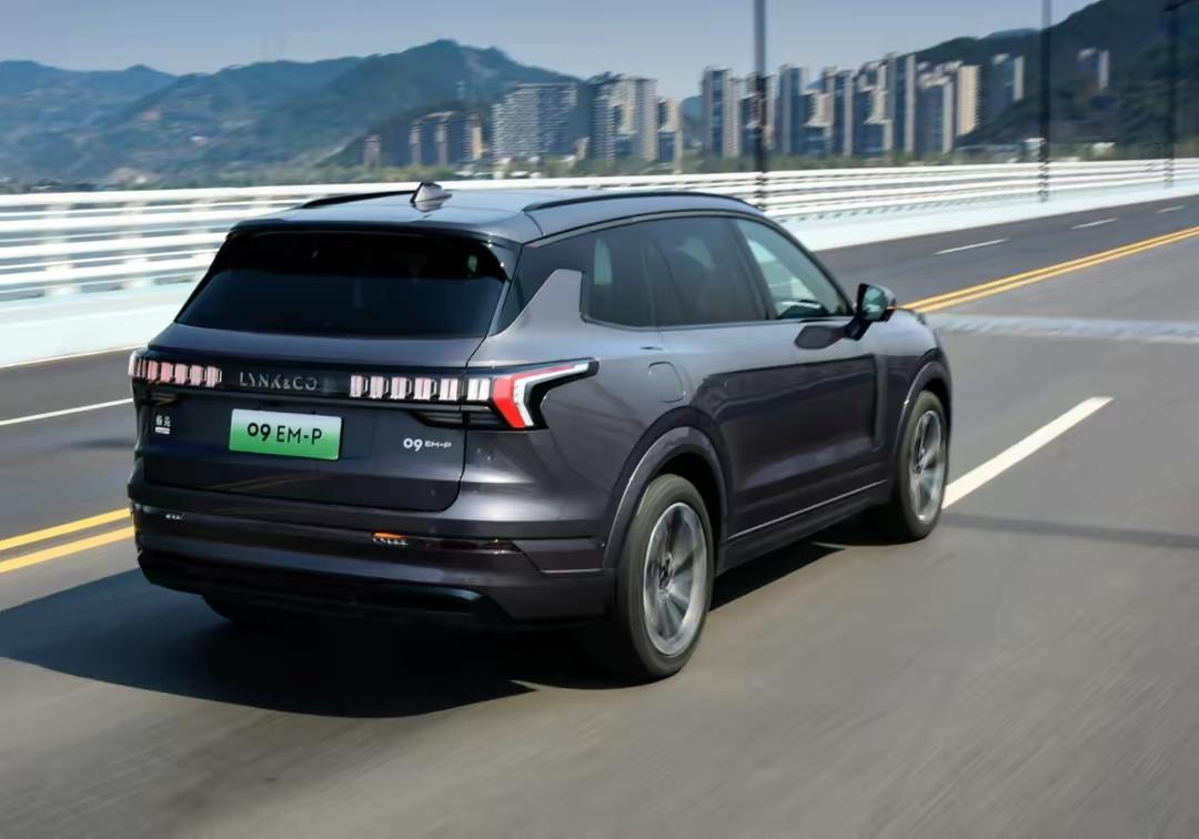 领克09 PHEV 领克09emp远航版值不值得买？去年10月31号下定了09phev ultra顶配＋空悬，得知今年会