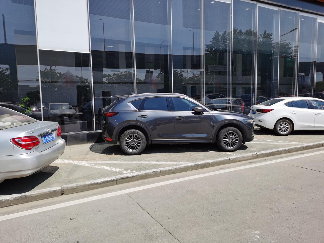 马自达CX-5 最近计划入手旗舰版，想问下大家：恒星蓝和铂钢灰你们觉得哪个好看？