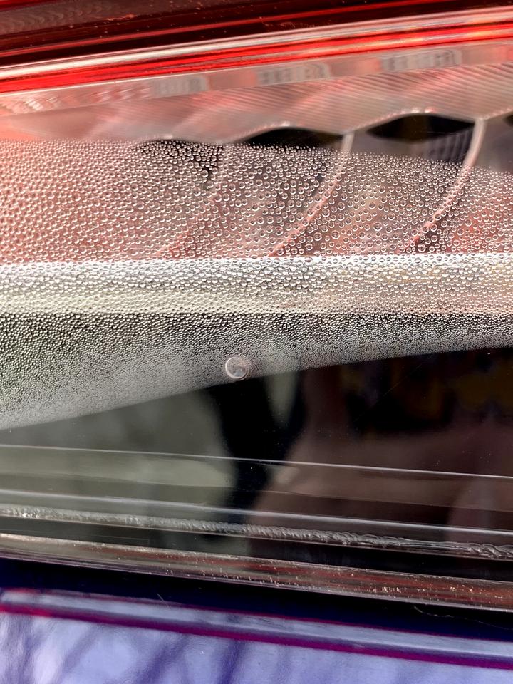 明锐pro后尾灯里面起雾，这个是不是正常的？销售说这个是正常的
