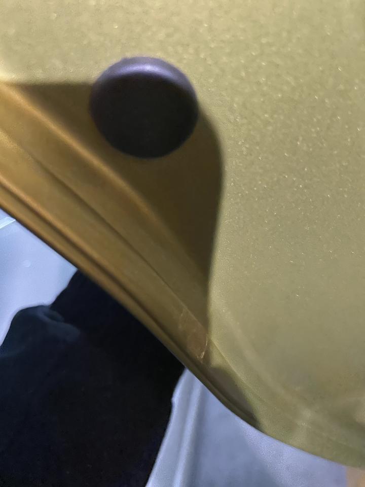 领克03＋20款，后门边框左右两边都有这一坨漆，请教一下大伙这个是正常的吗，看的有点色差，但是摸起来和旁边过渡还挺自然的