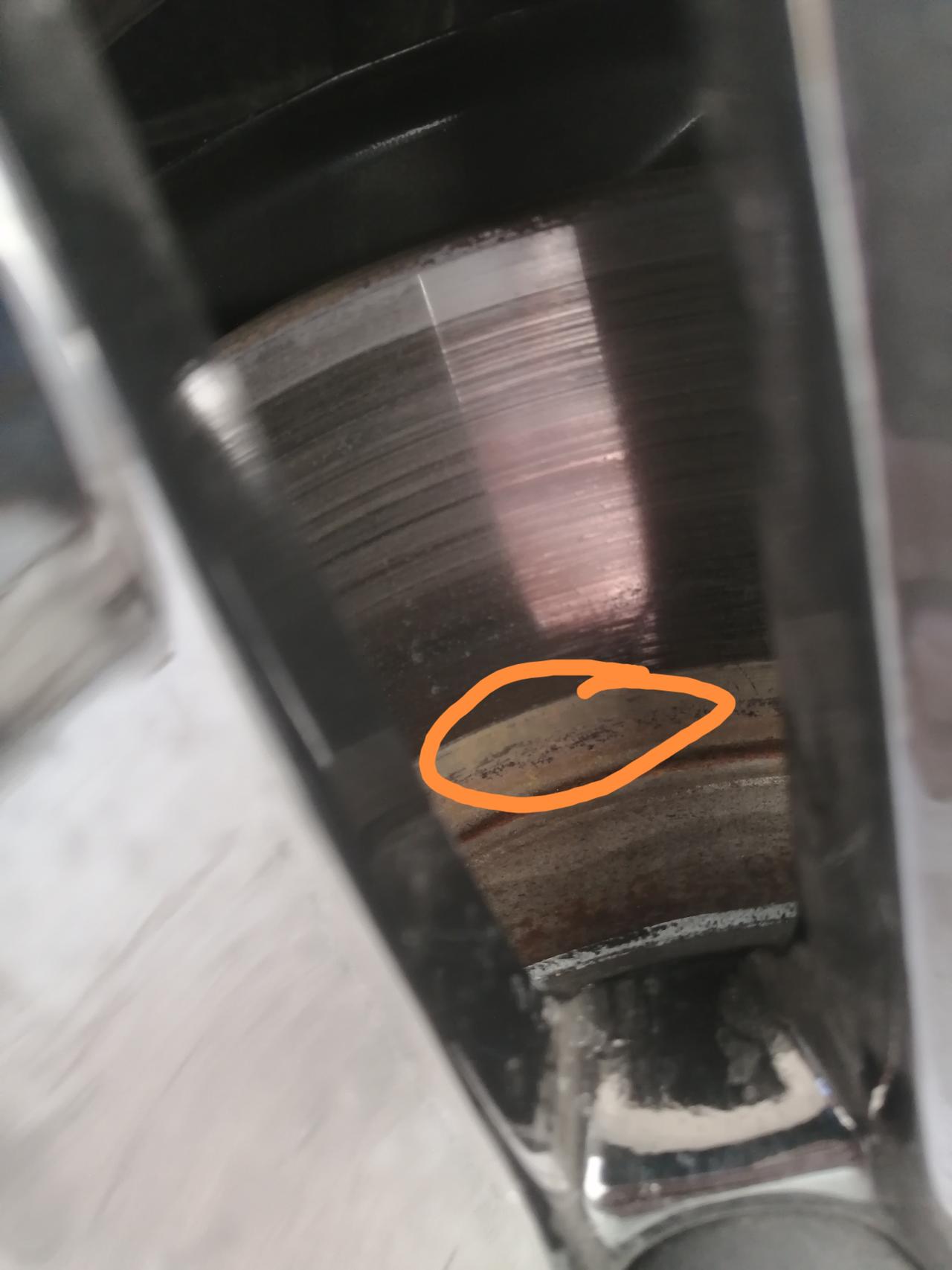 大众速腾 左前轮刹车盘内圈有锈，应该是刹车片磨不到，是咋回事？请教懂行的师傅指点！