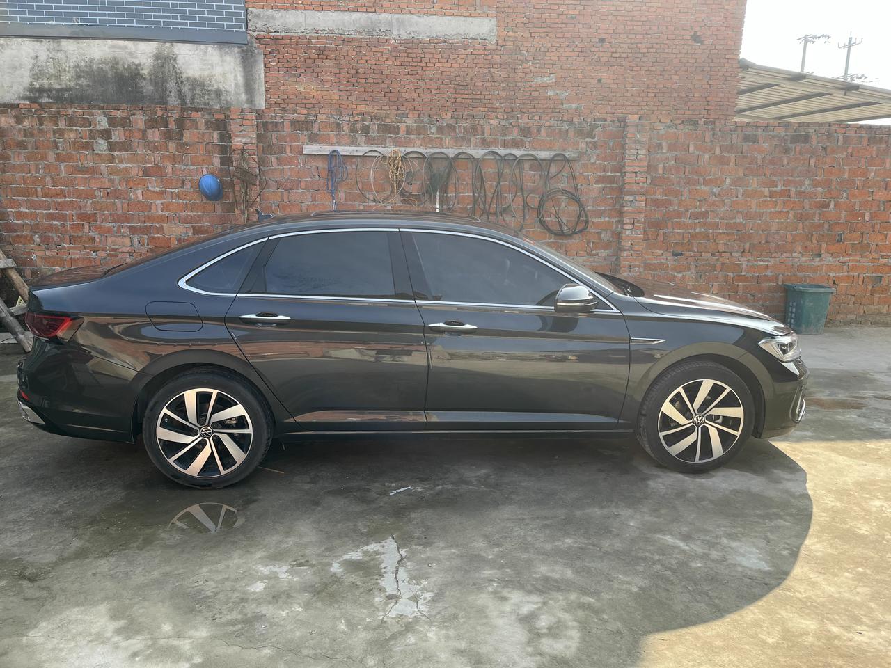 2023款速腾1.5t卓越版，开了三千公里，新车磨合到现在，刹车的时候顿挫感很明显，请问大家都是这样？