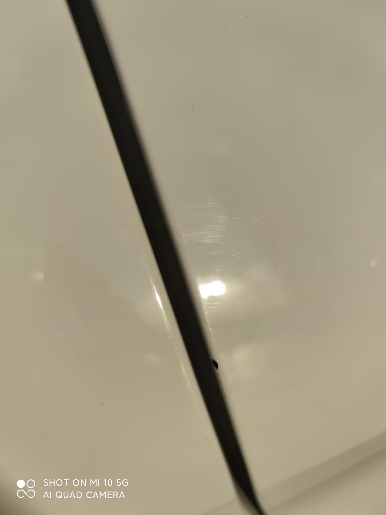 领克03 开车门不小心碰到路边栏杆了，碰一米粒大小的小坑，用水擦之前是左图，擦完后是右图，请问大佬们，是否伤到底漆了，需