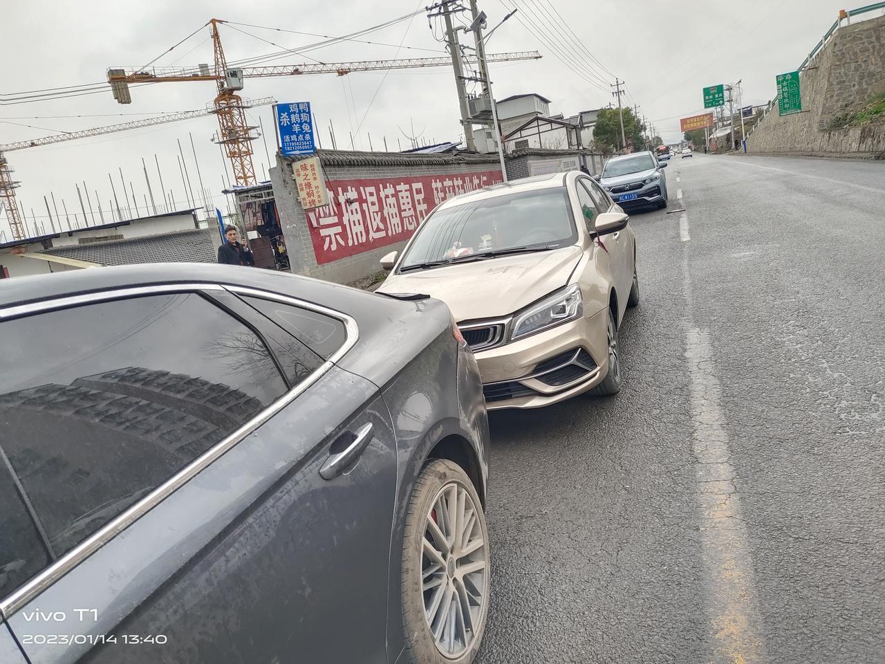 吉利星瑞 兄弟们我问一下我这尾箱能换吗？还有保险杠，我本来打算在我们县里修理店修，但怕他们给我换的不是原厂件，去4S有1