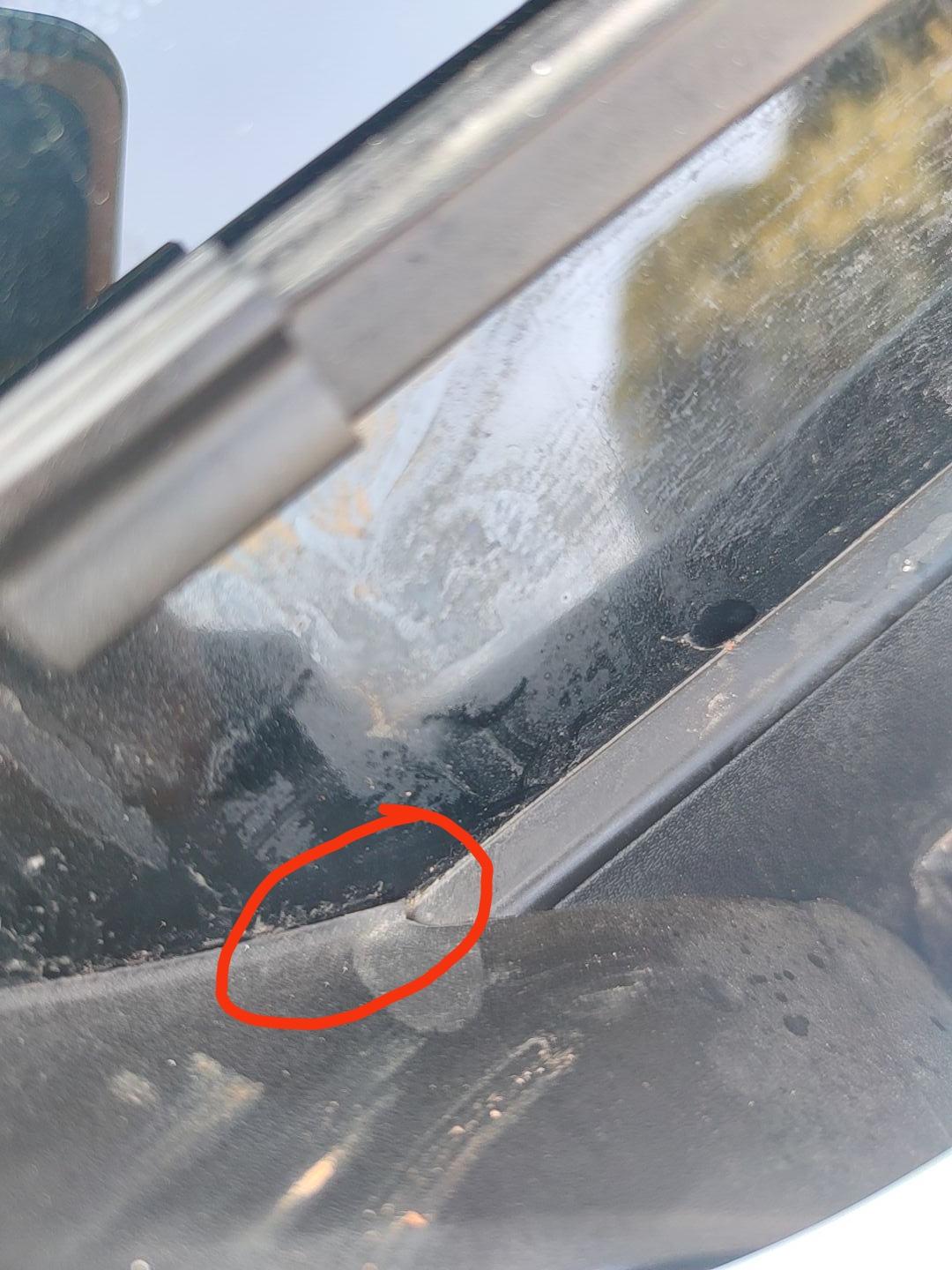 吉利星越L 兄弟们 这个雨刮器下面这个角翘了，我没有碰过，这个应该不要紧吧，另一边也是一样的
