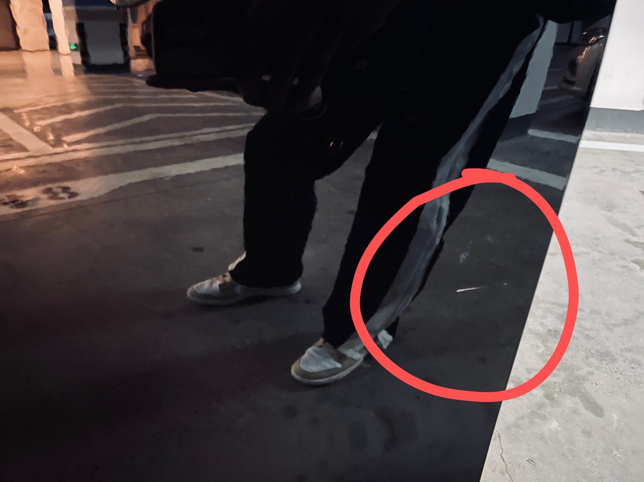 领克03 左前门不知道是不是被旁边车开门撞出一条很深的划痕，漏出白色底漆了，手摸上去很明显，这个该怎么修复啊？抛光应该是