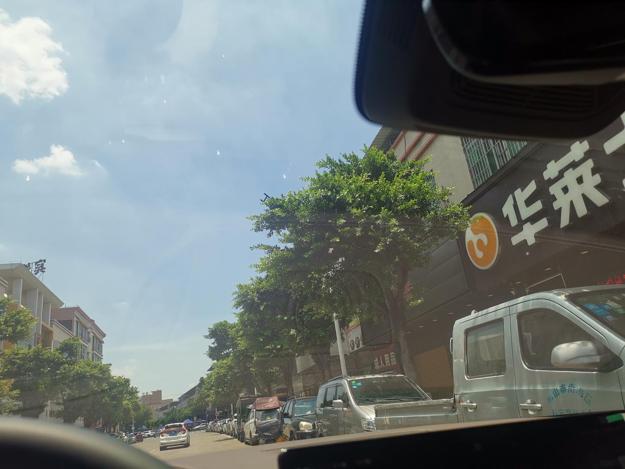 比亚迪汉DM 棕色的内饰，前挡风玻璃会镜像反光，会把工作台反射到前挡风玻璃上。