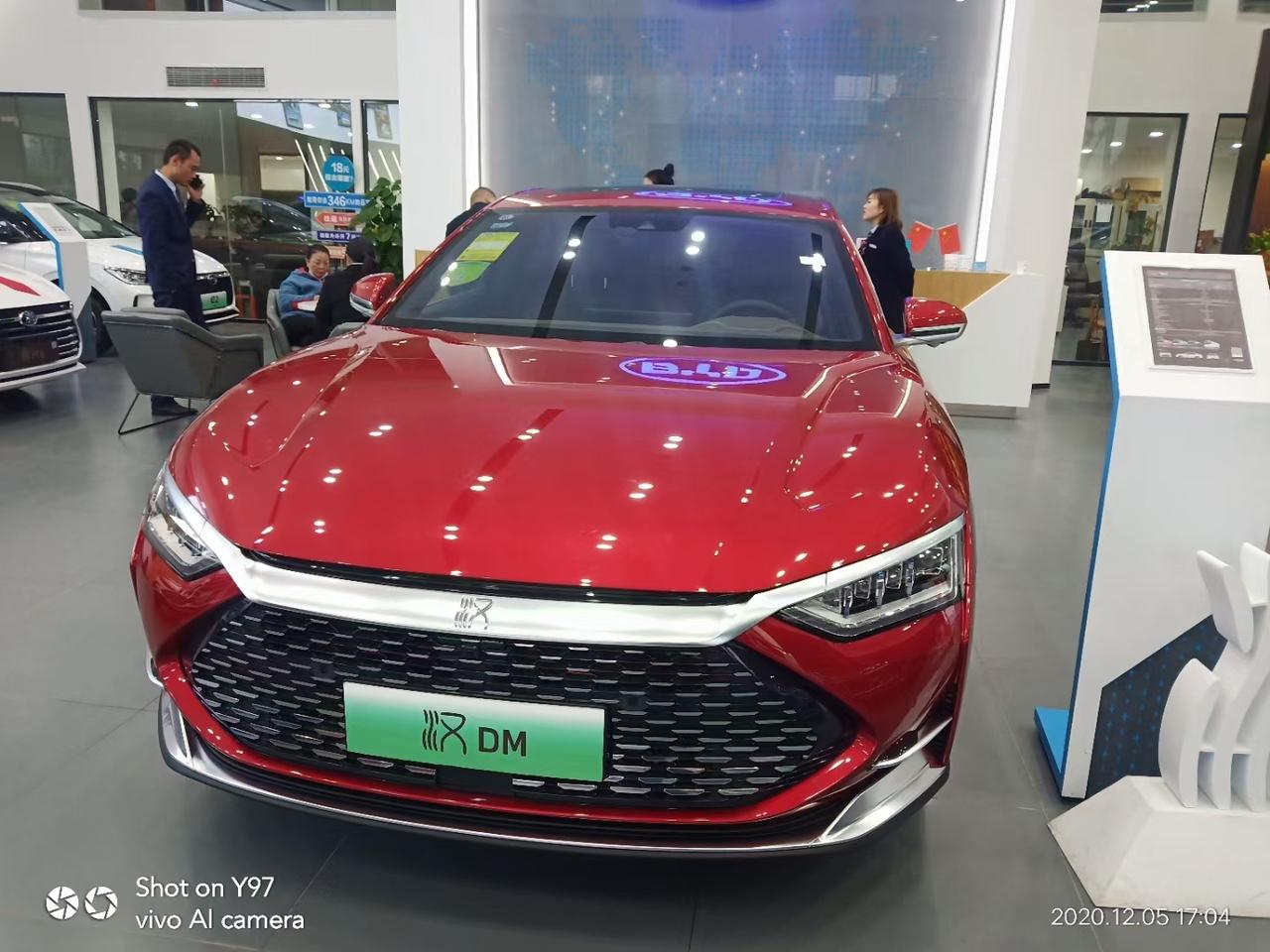 请问比亚迪汉DM的车主，比亚迪汉DM的后排座椅可以放倒吗，后备箱容量大不大，车子的性能怎么样，油耗高不高，请告知一下，谢