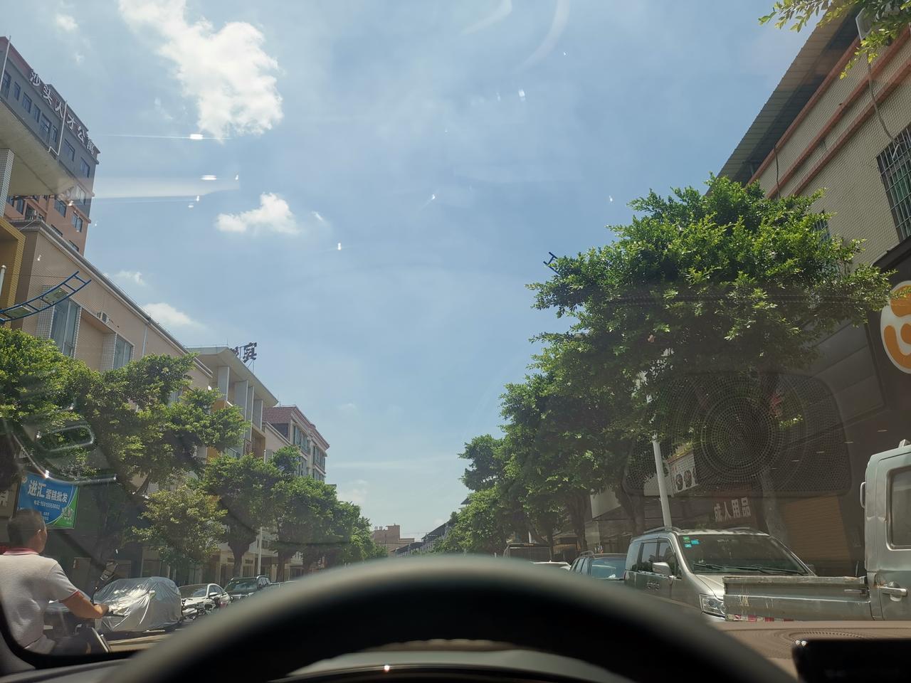 比亚迪汉DM 棕色的内饰，前挡风玻璃会镜像反光，会把工作台反射到前挡风玻璃上。