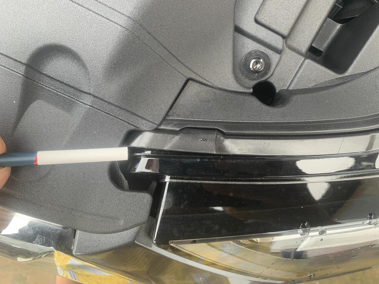 奥迪A6L 你们二二款的大灯也是这样的吗？ 自己口子这里特别大的一条缝隙 能卡进去一根烟了 4S说都是这样的