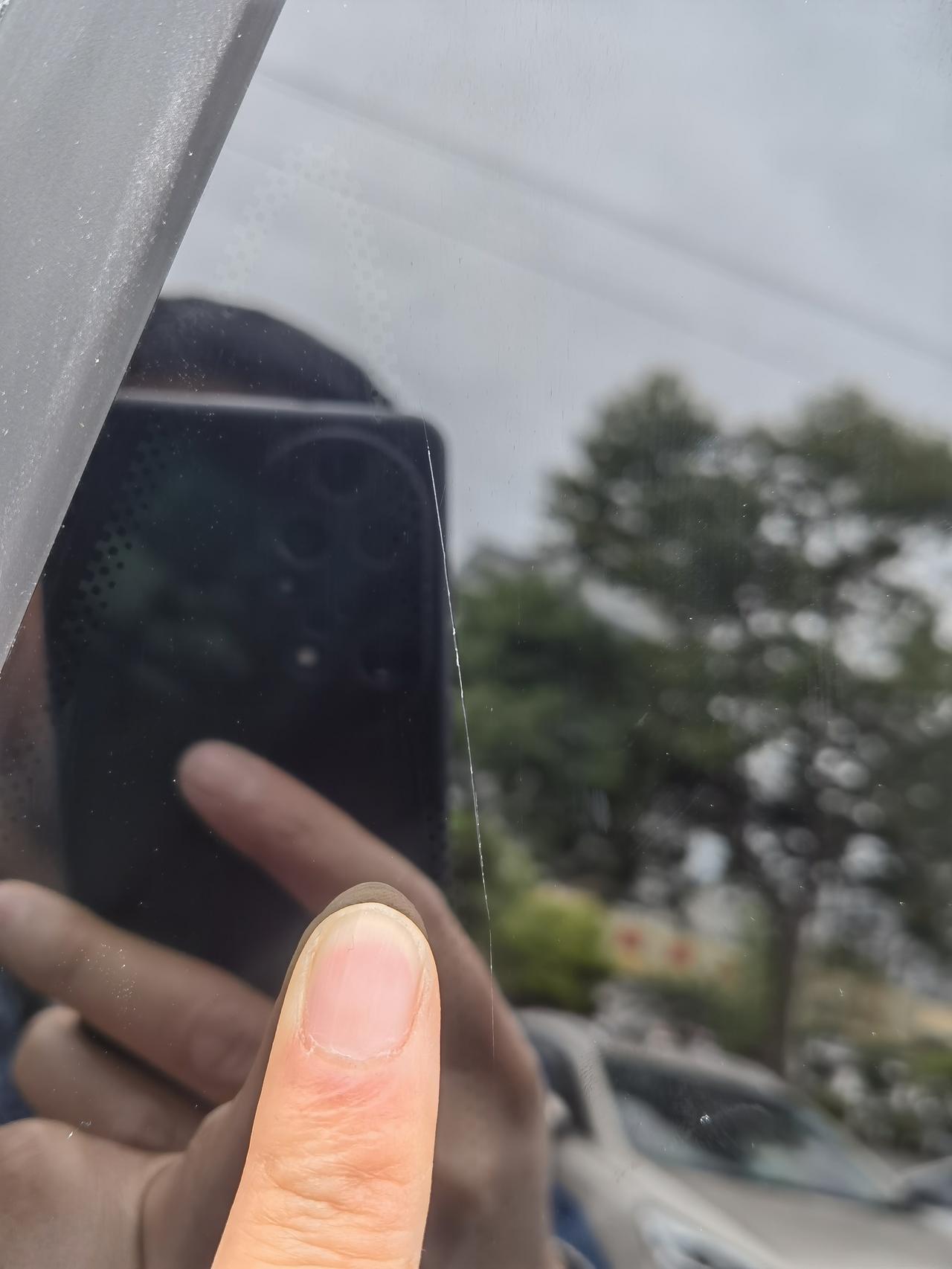 车友们，星越L新车，贴膜店把车窗玻璃划伤了，后排左窗小玻璃和右侧C柱小玻璃，这个怎么处理？更换价格多少钱？