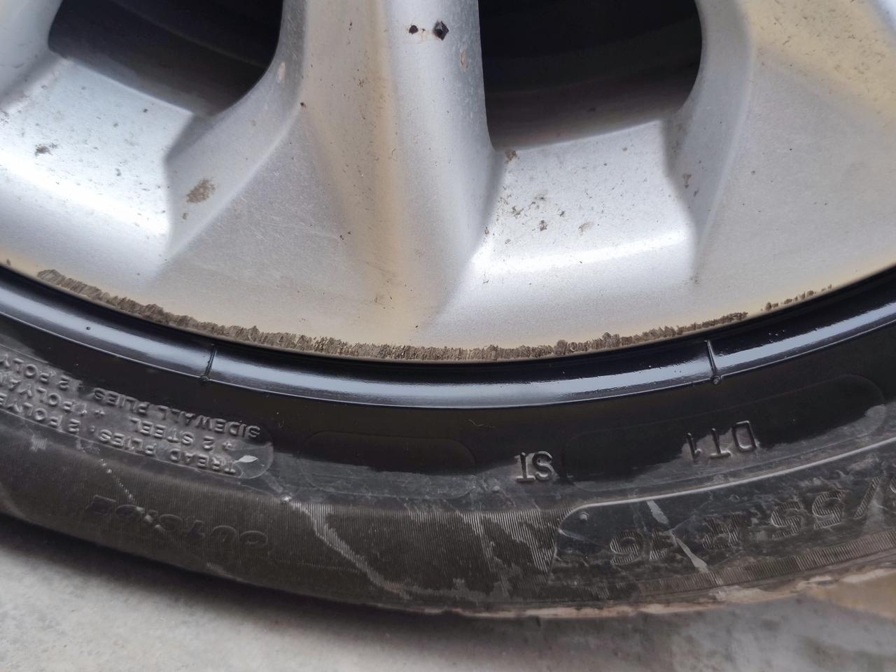 丰田卡罗拉 家人们，我这右前轮轮毂让我在马路牙子蹭的伤痕累累，不知道有什么安全隐患？每周要开200公里高速。尤其第一张图