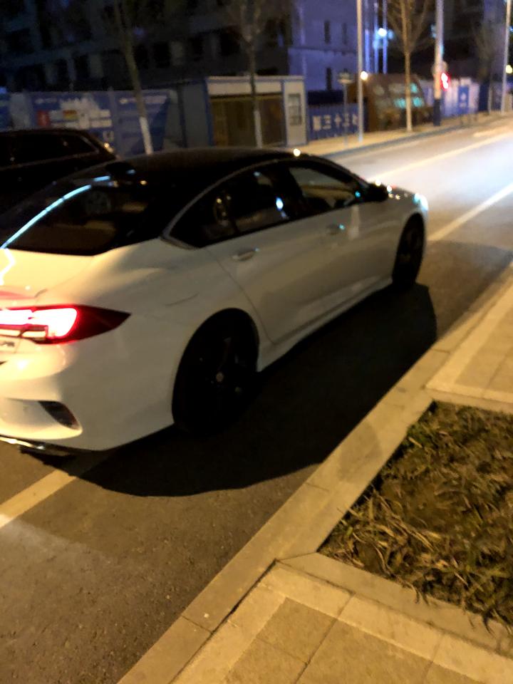 君威gs尾灯下面的反光镜坏了，可以换吗？