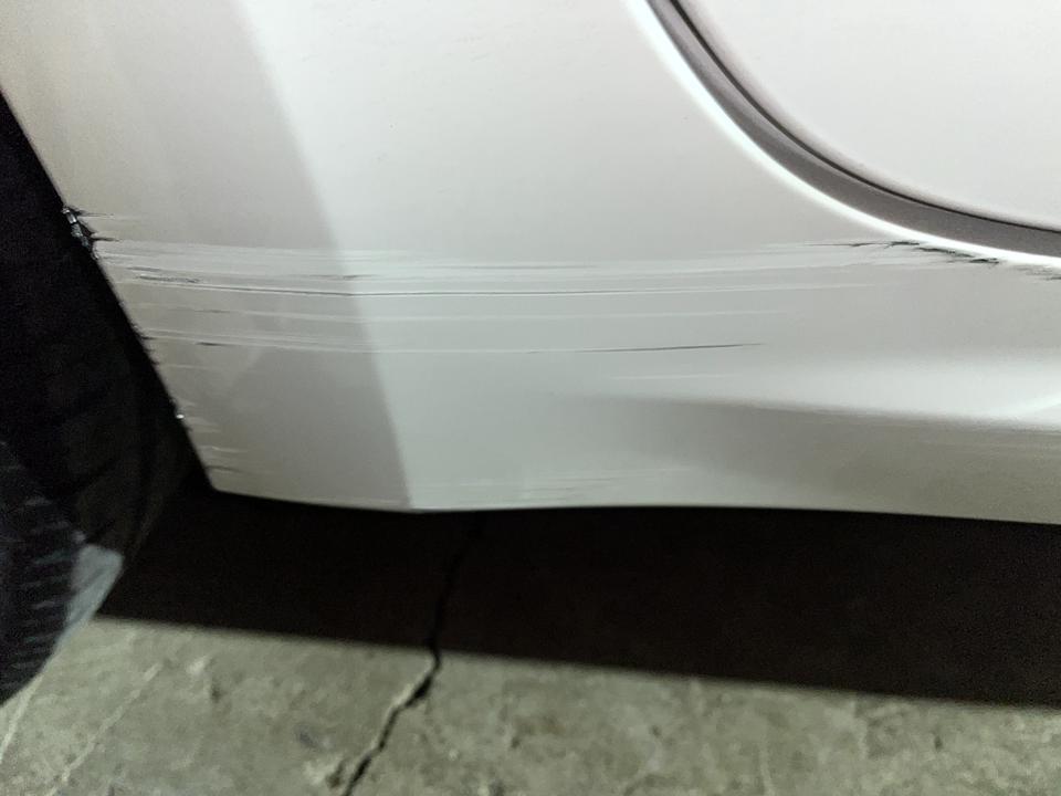 车刮到石头成这样了，维修多少钱啊？去4s还是路边维修店？还有保险这些的，我该怎样选择？小白一个，求大哥大姐们解诀，车是2