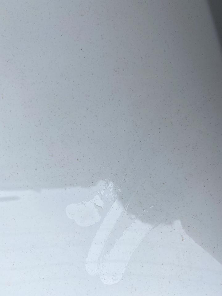 别克君威 才一个月怎么车上好多这种黄点点 洗车都洗不掉 得用指甲一直刮才能刮掉 有没有懂的老哥帮忙解答一下
