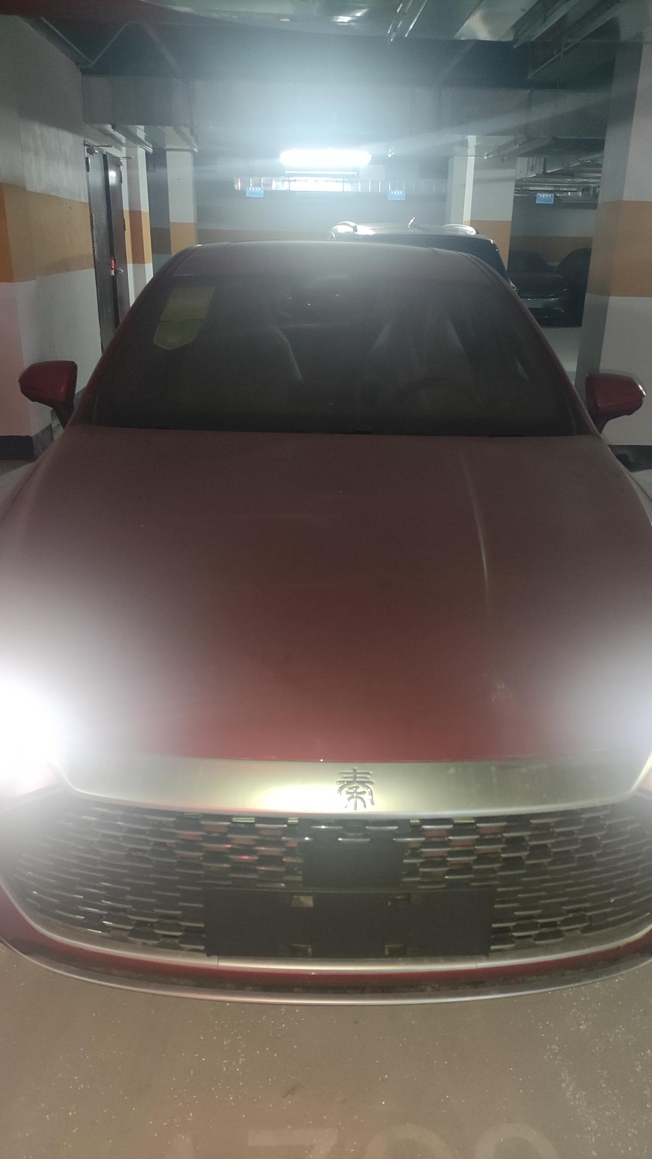 比亚迪秦PLUS DM-i 今天去看车，有个红色秦plus dmi，出厂里程为9公里，然后出厂为三月份，去看发展比较脏，