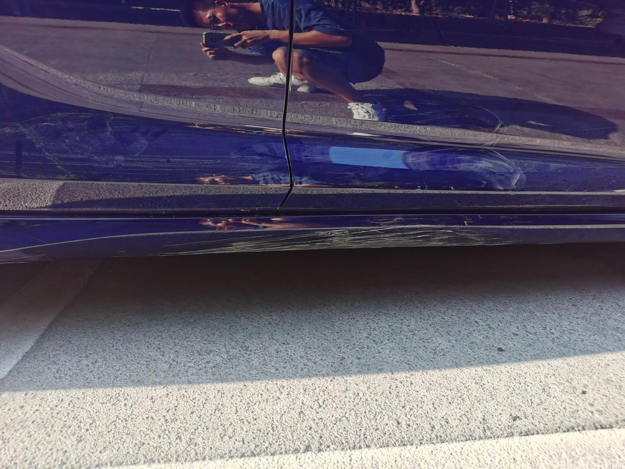 21款君威GS换一条侧裙大概要多少钱啊？在小路上坡被石头刮了心疼死