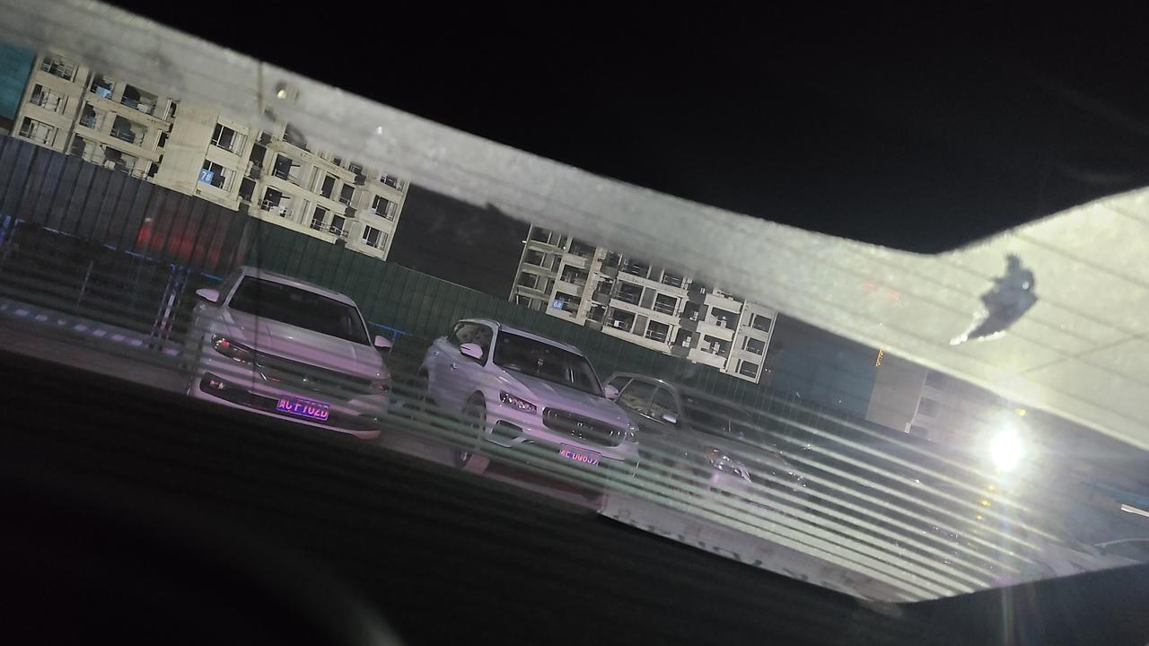 比亚迪秦PLUS DM-i 大家后窗除霜是整块玻璃加热吗？为什么我的只有一半？