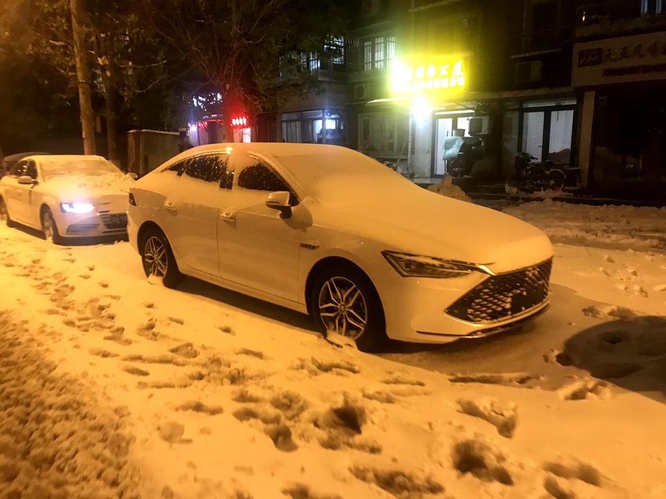 比亚迪秦PLUS DM-i 秦的雨刮器怎么立起来吖，熄火10秒板一下喷水，没反应呢……下雪了，怎么破