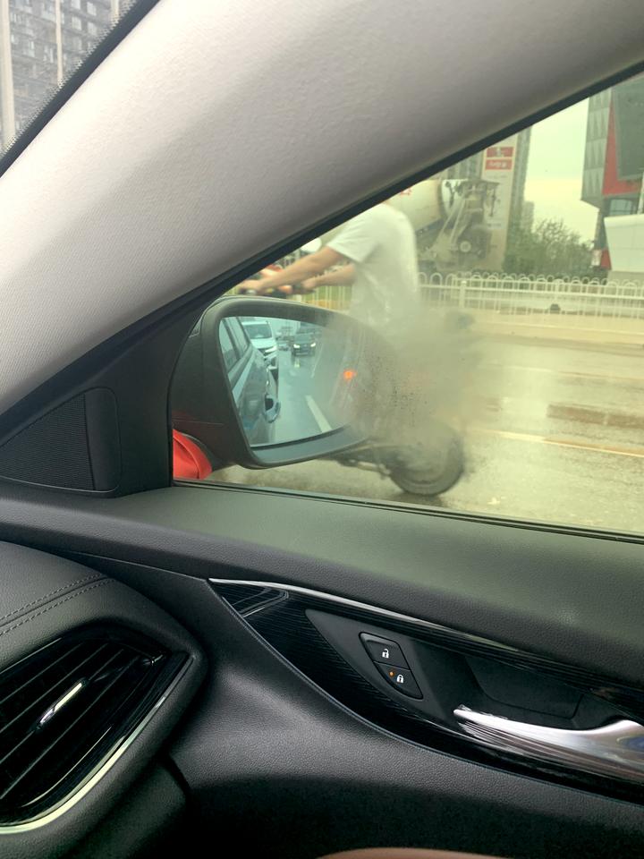 别克君威 新车 每次开一会儿就会这样 怎么回事