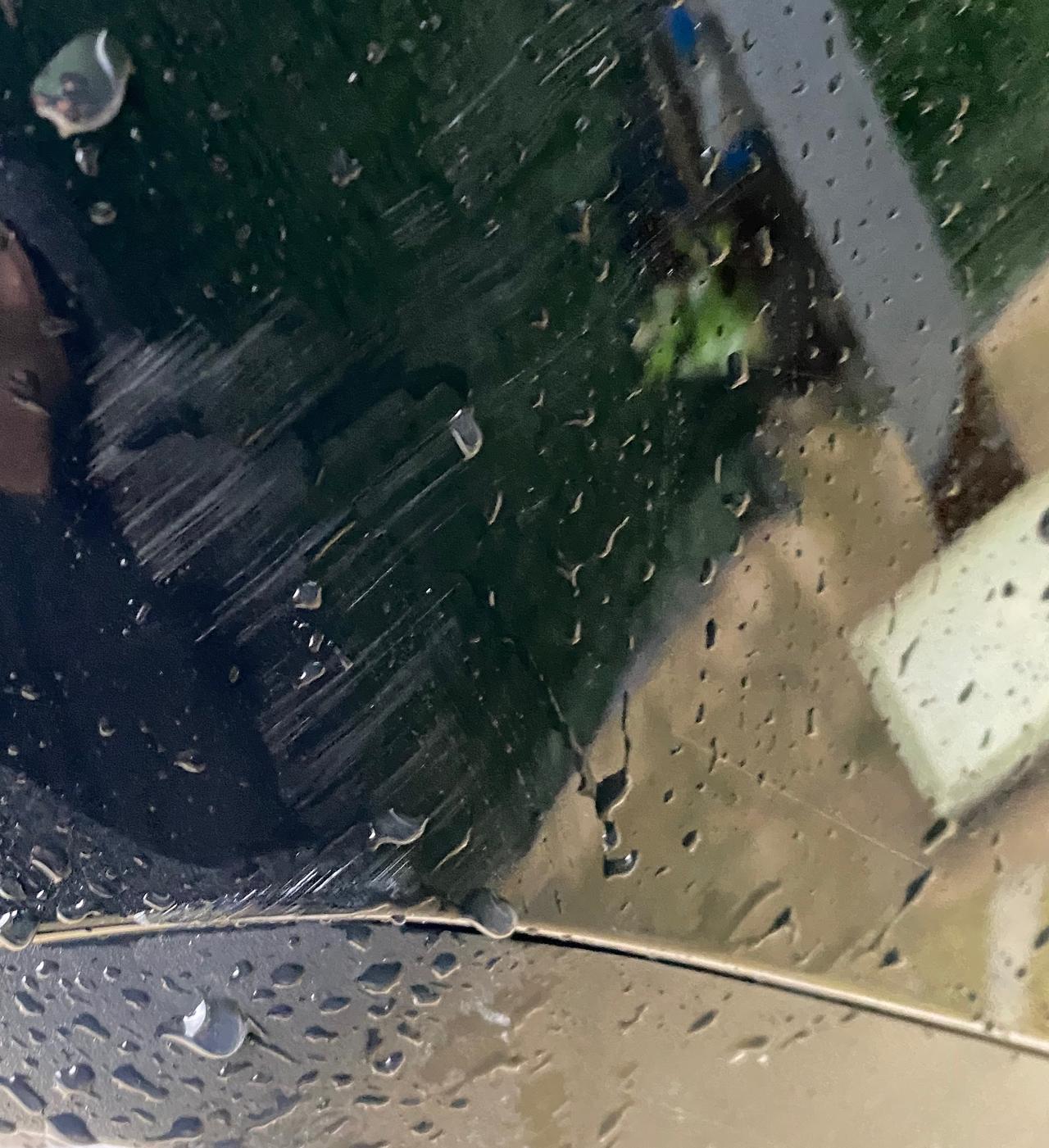 别克君威 车友们、提车不到一礼拜就蹭了，下大雨停车没看到路边柱子，这要怎么办？有些心疼，要不要报保险？还是去外面抛光？