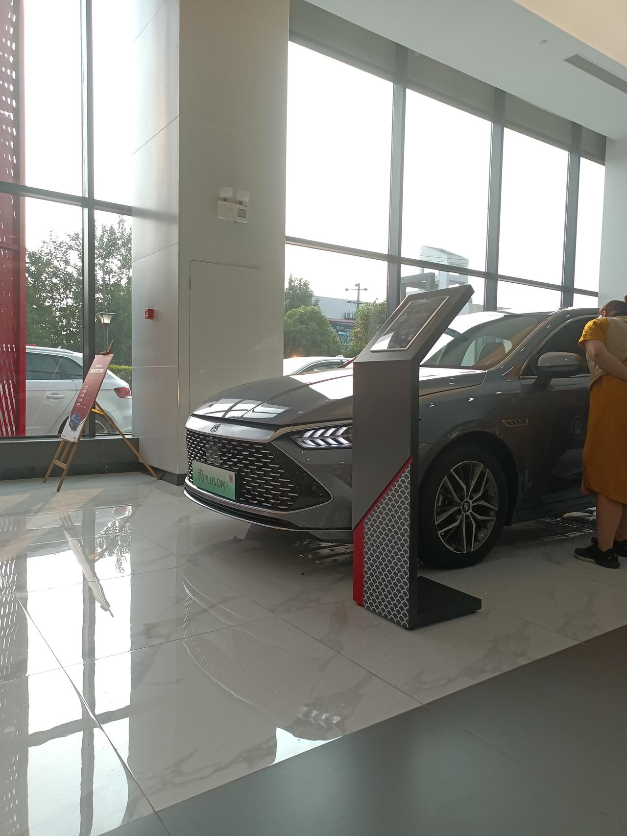 比亚迪秦PLUS DM-i 大家好 4s店说可以送四次保养，或者终身小保养不包工时费，小保养包括机油，机油滤芯，空气滤芯