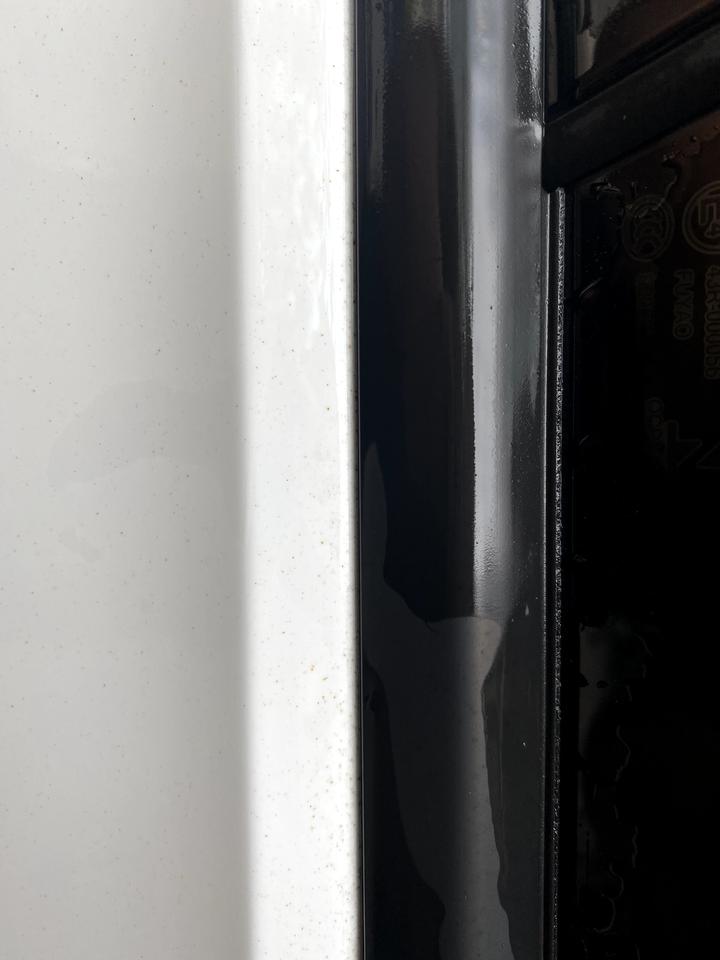 别克君威 才一个月怎么车上好多这种黄点点 洗车都洗不掉 得用指甲一直刮才能刮掉 有没有懂的老哥帮忙解答一下
