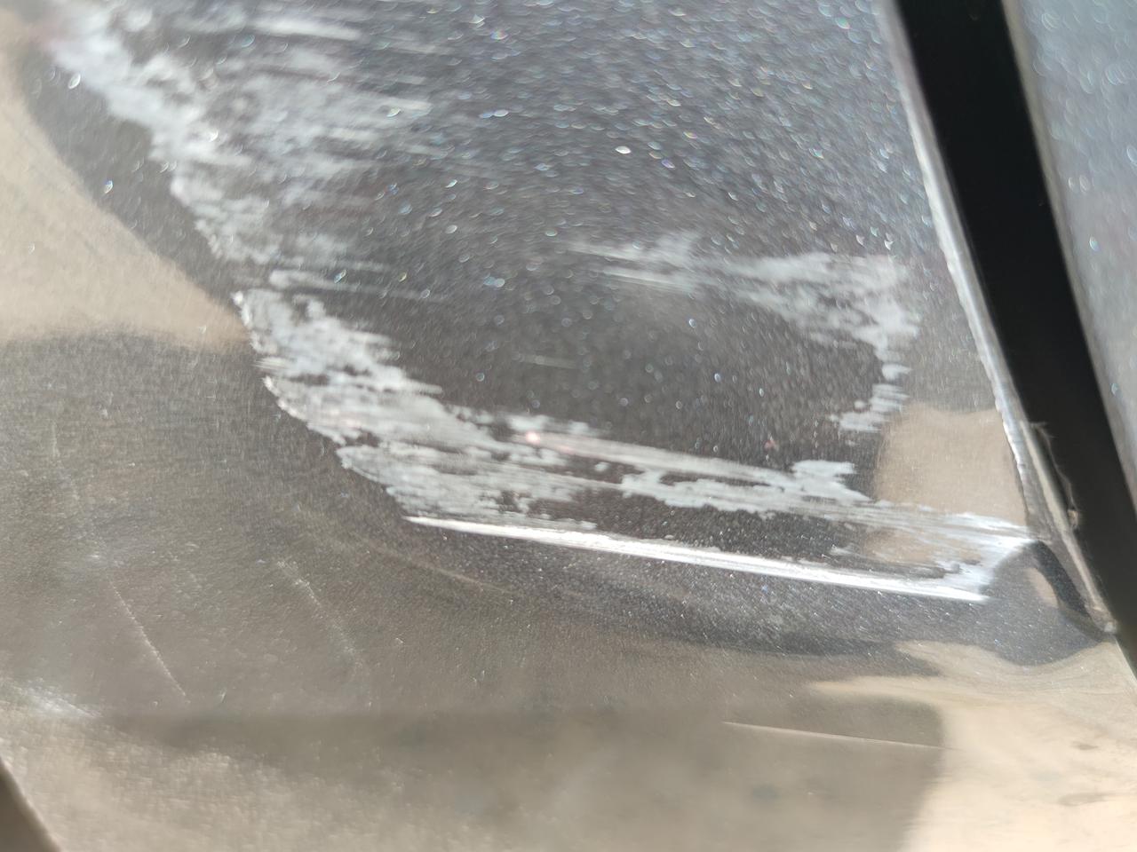 别克君威 今天早上出门怼柱子上了，边缘能看到钢板，不修会生锈吗？