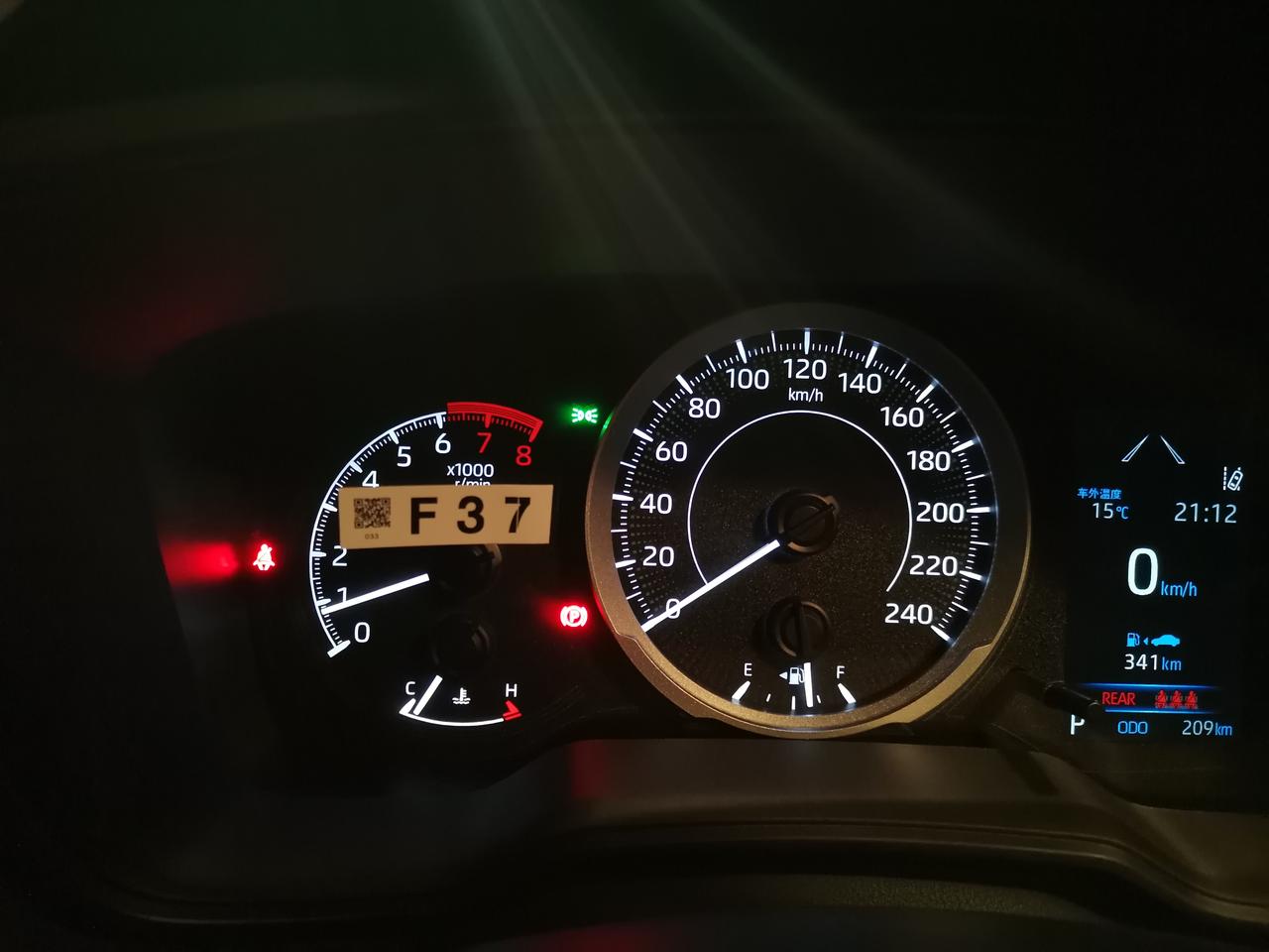 卡罗拉，1.2T先锋版，这个车买来之后只要引擎一打开，车前面的那个灯一直在亮［图一］，车里面那个绿色的示廓灯的图标怎么也