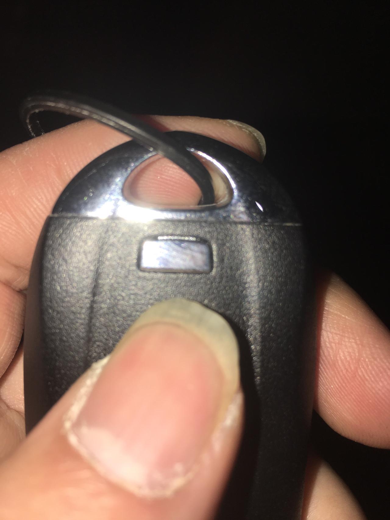 别克君威 大家好 552T精英钥匙后面这个按钮是干嘛的