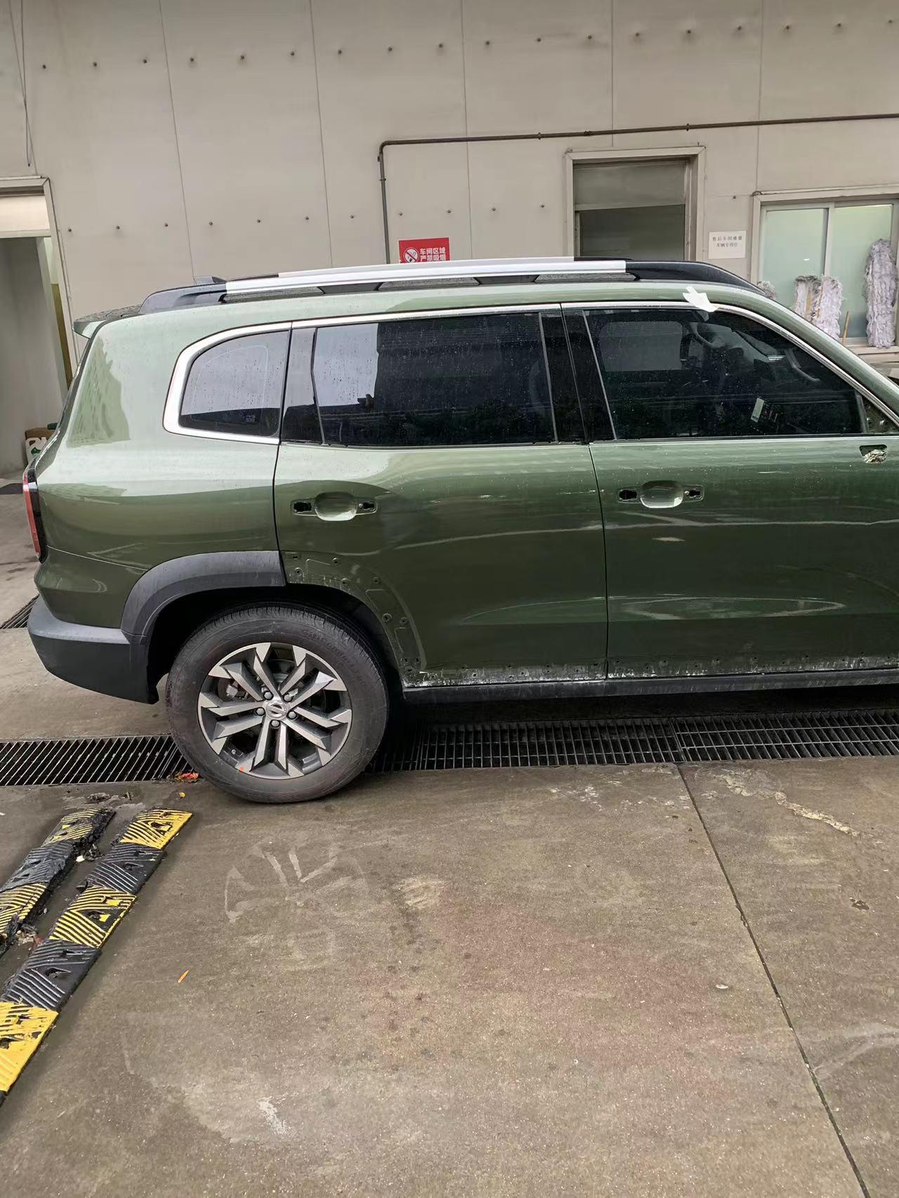 哈弗大狗 丛林绿大狗被剐蹭了右翼子板、前后门，在4S店重新喷漆，无奈搞一个多星期，目前重喷2次仍然色差严重。4S说法是厂