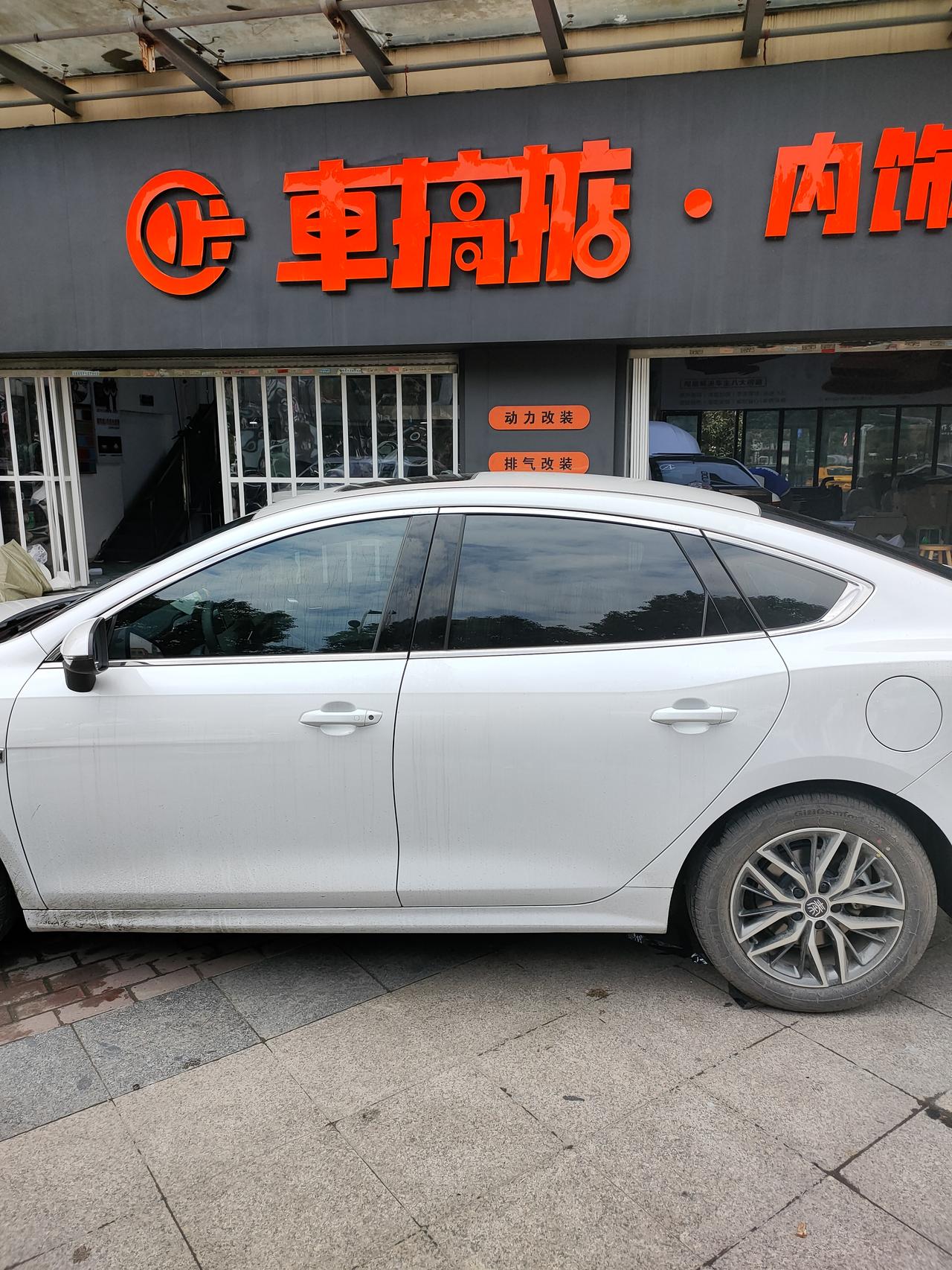 比亚迪秦PLUS DM-i 有白车贴黑顶的图片吗 我想看看 最好是单黑顶的，想给我的小白贴个黑顶 但是又不知道贴出来好不