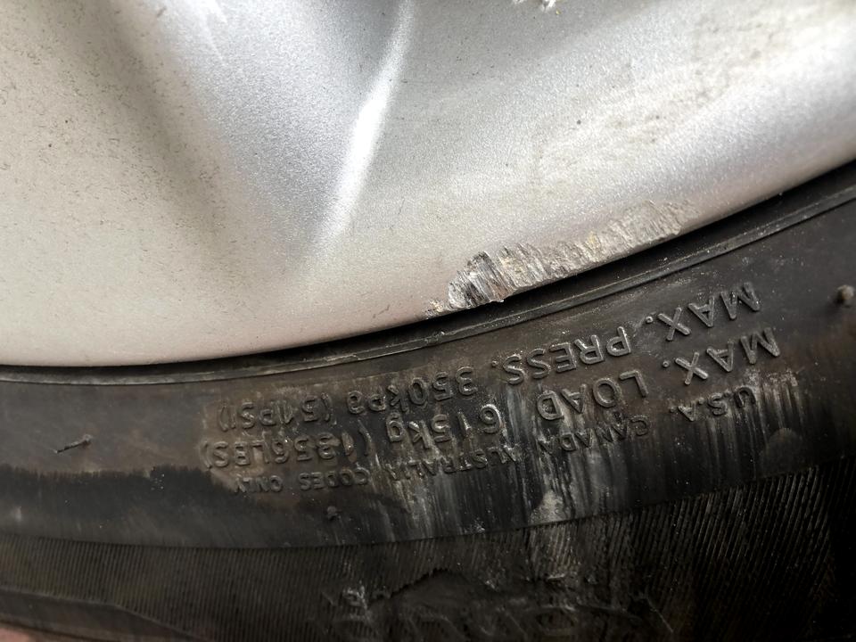 丰田卡罗拉 这个是什么牌子 什么型号轮胎 才提车10天要换了 也不懂轮胎 难搞 想去大点的轮胎店换一个
